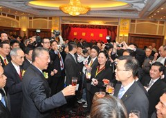 何厚鏵與海內(nèi)外僑界代表共慶澳門歸僑總會(huì)成立40周年