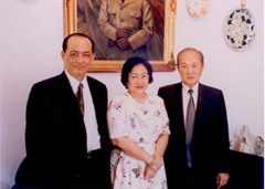 1999年10月印尼副總統(tǒng)梅加瓦蒂與前來看望司徒眉生合影.