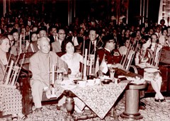 1963年劉少奇夫婦在印尼茂物總統(tǒng)行宮出席文藝晚會.