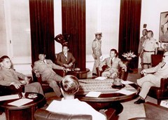 1965年4月在雅加達獨立宮總統(tǒng)府舉行中國、印尼、柬埔寨三國領(lǐng)導(dǎo)人會談.