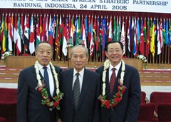 2005年亞非峰會中共中央辦公廳主任王剛、外交部長李肇星與司徒眉生合照.