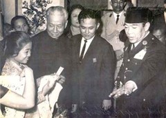 1963年劉少奇訪問印,蘇加諾總統(tǒng)攜女兒會見劉少奇,右二為司徒眉生.