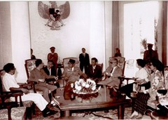 1965年4月蘇加諾總統(tǒng)和周恩來總理等在雅加達總統(tǒng)府舉行會談.