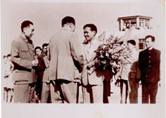1956年9月30日蘇加諾總統(tǒng)應(yīng)邀訪華,司徒眉生陪同迎候.