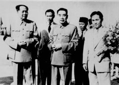 1956年9月30日印尼總統(tǒng)蘇加諾首次訪問中國,毛澤東等前來迎接.