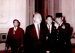 1965年初陳毅副總理訪問雅加達與蘇加諾總統(tǒng)會談,圖中為中方翻譯黃書海.