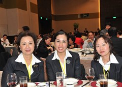 左起：僑總副理事長梁美滿、洪華，僑界青年協(xié)會(huì)監(jiān)事長黃玉詩