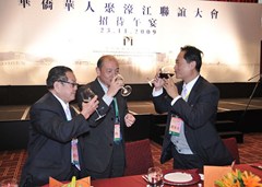 僑總永遠(yuǎn)會(huì)長盧學(xué)鋒、副會(huì)長莊文才向廣州市僑聯(lián)鄧主席(中)祝酒