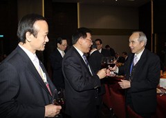 劉藝良常務(wù)副會(huì)長(左一)陪同林軍主席向僑總永遠(yuǎn)會(huì)長梁仲虯祝酒