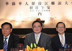 張祖榮代主席和全國僑聯(lián)主席林軍(左)、副主席陳有慶(右)