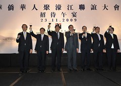 張祖榮代主席連同僑總負(fù)責(zé)人上臺(tái)祝酒