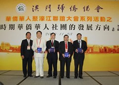 僑總副會(huì)長(zhǎng)莊文才向講者致送紀(jì)念品