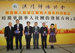 僑總副會(huì)長(zhǎng)邱漢榮向講者致送紀(jì)念品