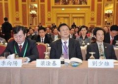 發(fā)言者坐在前排