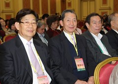 僑總副理事長(zhǎng)溫深文和副會(huì)長(zhǎng)陳炳銓(左一、二)出席論壇
