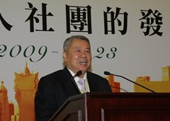 首先，由僑總副會(huì)長(zhǎng)陳健英致歡迎詞