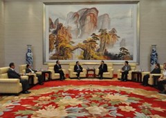 僑總前往中聯(lián)辦向青海省玉樹(shù)縣地震災(zāi)區(qū)捐款照片