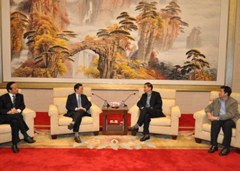 僑總前往中聯(lián)辦向青海省玉樹(shù)縣地震災(zāi)區(qū)捐款照片
