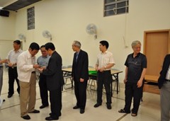 河北省政協(xié)主席和僑總會(huì)長(zhǎng)交換名片