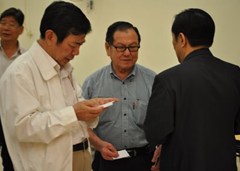 河北省政協(xié)主席和榮譽(yù)會(huì)長(zhǎng)交換名片