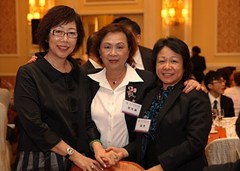澳門僑界婦女協(xié)會會長周霓、常務副會長梁美滿（右一、二）與澳門婦聯(lián)總會理事長招銀英合照