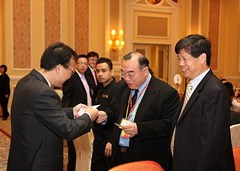 中聯(lián)辦臺務部丁副部長(左一)與臺灣僑聯(lián)總會簡漢生理事長交換名片