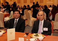 梁仲虯永遠會長(右)與中聯(lián)辦協(xié)調(diào)部高其興副部長合照