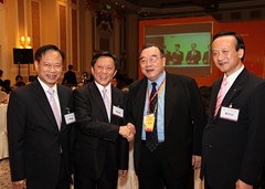 澳門歸僑總會負責人與臺灣僑聯(lián)總會理事長簡漢生（右二）合照