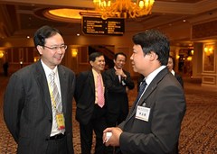 澳門僑界青年協(xié)會理事長畢志健與嘉賓交談