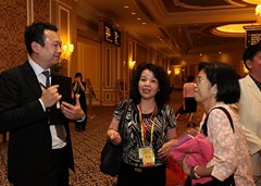 澳門僑界青年協(xié)會會長陳振豪與嘉賓交談