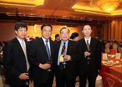 兩岸僑聯(lián)負責人合照.左起林祐輝、林軍、簡漢生、董中原