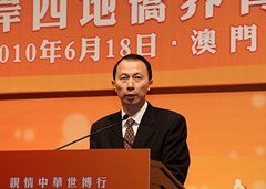 中國僑聯(lián)副主席、中國僑l聯(lián)青年委員會主席董中原至歡迎詞