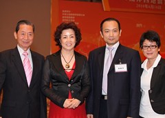 僑聯(lián)副會長陳炳銓（左一）、副會長劉雅煌（右二）與嘉賓合照