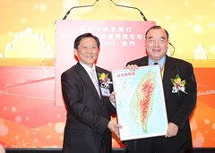 臺灣僑聯(lián)總會簡漢生向歸僑總會至送紀(jì)念品，由黎振強(qiáng)會長代表接受