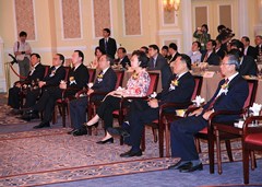 主禮嘉賓在臺(tái)前就座