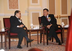 林軍主席（右）與澳門(mén)基金會(huì)行政會(huì)主席吳榮恪交談