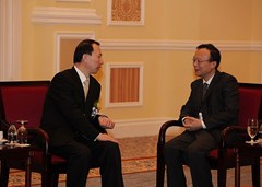 董中原副主席（左）與中聯(lián)辦臺(tái)務(wù)部丁學(xué)新副部長(zhǎng)交談