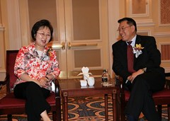 林軍主席與陳麗敏代理行政長(zhǎng)官交談