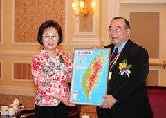 臺(tái)灣僑聯(lián)總會(huì)理事長(zhǎng)簡(jiǎn)漢生（右）向陳麗敏代理行政長(zhǎng)官致送紀(jì)念品