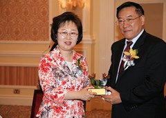 中國(guó)僑聯(lián)主席林軍（右）向陳麗敏代理行政長(zhǎng)官致送紀(jì)念品
