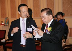常務(wù)副會(huì)長(zhǎng)劉藝良（左）與香港僑界社團(tuán)聯(lián)會(huì)會(huì)長(zhǎng)余國(guó)春交談