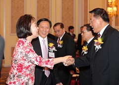 代理行政長(zhǎng)官陳麗敏（左）表示祝賀