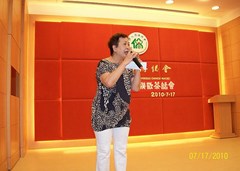 僑總梁美滿副理事長主持會議：今天的節(jié)目很豐富、多彩