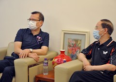 理事長與中聯(lián)辦參賽隊伍