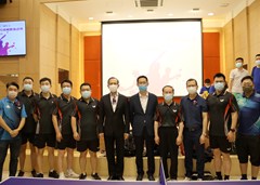 劉雅煌會長與中聯(lián)辦協(xié)調(diào)部副部長劉建峰及其隊伍合照