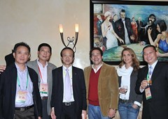 僑總常務(wù)副會(huì)長(zhǎng)劉藝良(左三)與嘉賓合照