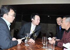 澳門僑界青年協(xié)會(huì)陳振豪會(huì)長(zhǎng)(左二)與嘉賓交談