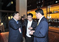 僑界青年協(xié)會(huì)理事長(zhǎng)畢志健(右一)與嘉賓交談