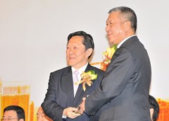 向何厚鏵特首致送紀(jì)念品