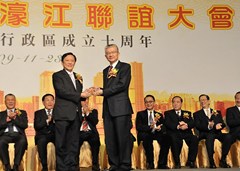 向中聯(lián)辦徐澤副主任致送紀(jì)念品